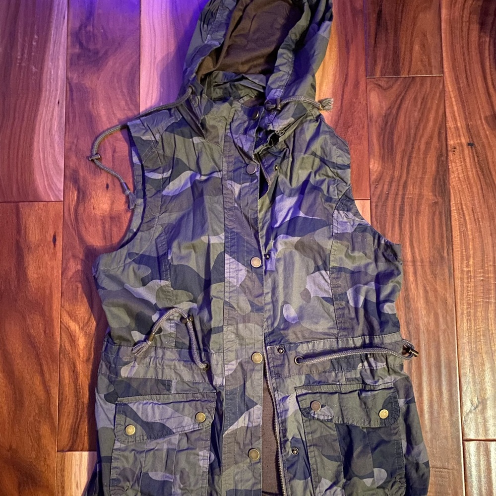 YMI SIZE MEDIUM HOODIE VEST CAMO